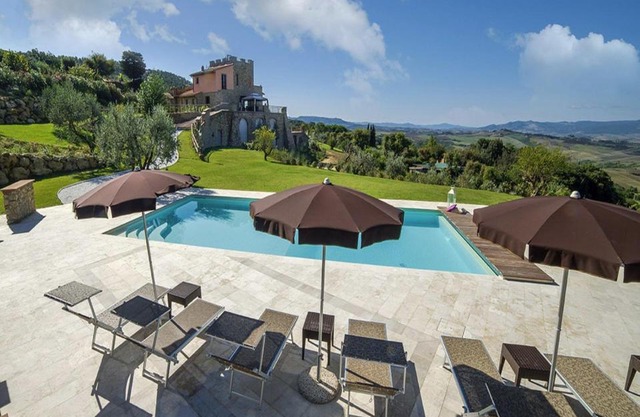 Iano Villa Sleeps 12 Pool Air Con WiFi
