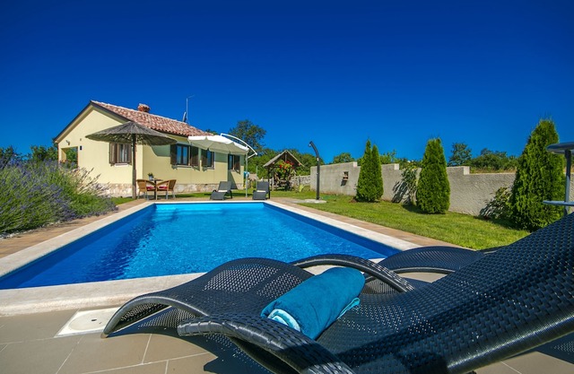 Ideal for family holidays, heated pool, traditional and quiet location
