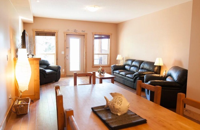 Ideal For Golfing, Wine Tasting, Snowbirds And Summer Fun
