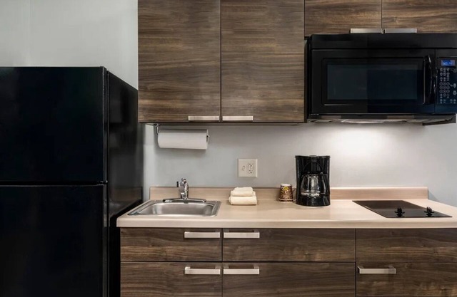 Ideal for Groups: 2 Cozy Rooms w/Kitchen Near Crystal Bridges, Breakfast in Bed