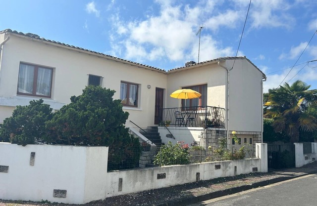 Ideal house for 4 people (7min walk to the beach)