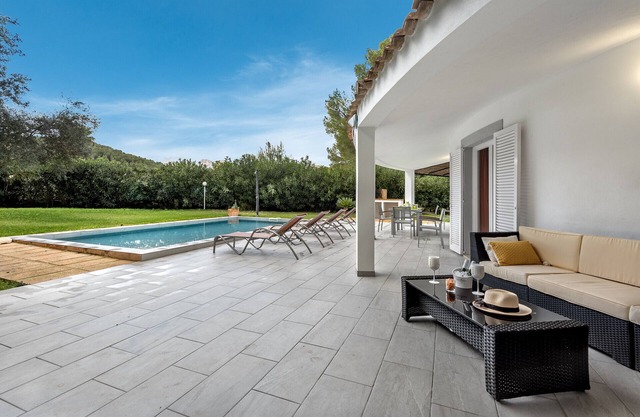 Ideal house with garden and private swimming pool in a quiet urbanization