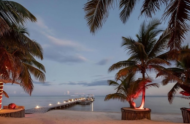 Ideal Island Location on the Beach Just a Few Minutes from Boca Del Rio Park!