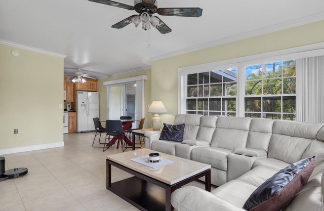 Ideal location - 2bed/1bath near the beach & shops