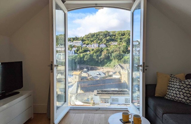 Ideal location for beaches, walking, spectacular views & minutes from town