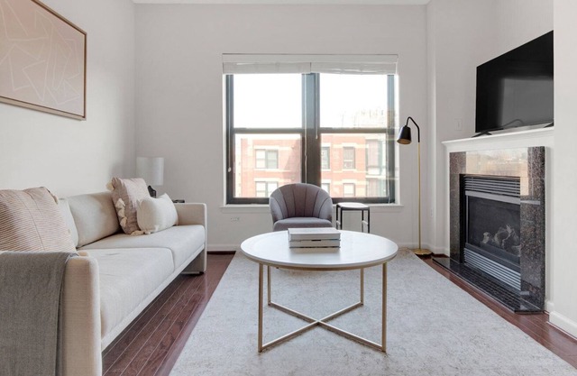 Ideal Logan Circle 2BR w/ Gym, W/D & Pool, walk to bars by Blueground
