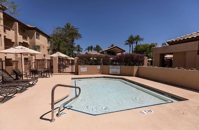 Ideal Mix of Comfort and Value! Swimming Pool, Full Kitchen, Free Parking!