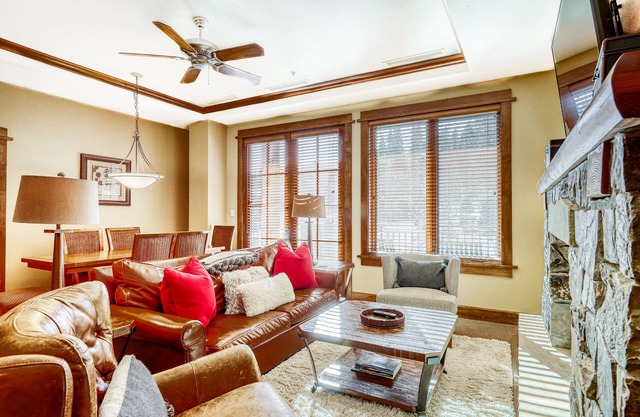 Ideal Mountain Getaway Near the Lifts W/Private Balcony, Free WiFi & Fireplace