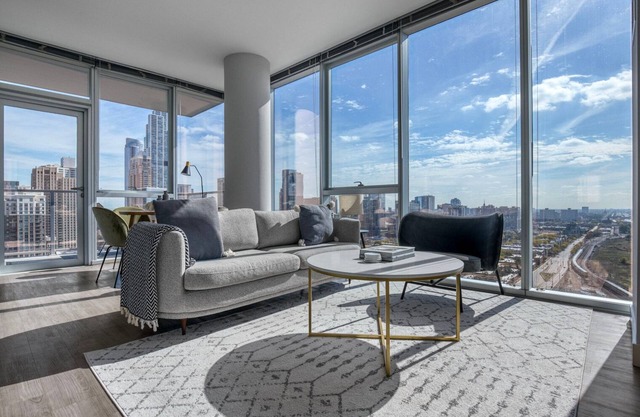 Ideal South Loop 2BR w/Pool, Gym & Rooftop, nr L, by Blueground
