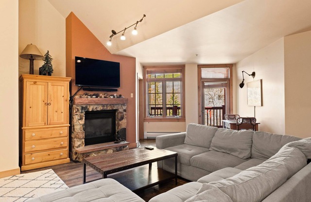 Ideally Located Condo in River Run Close to Gondola, Shops, and Dining!