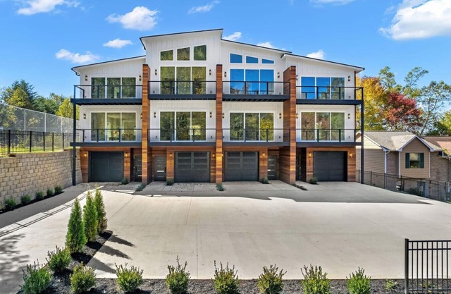 Idlewood Suites ~ 3-Story West Knoxville Suite #4