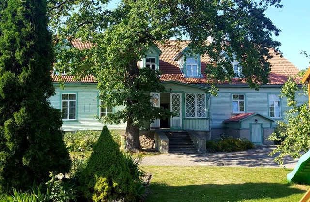 Idyllic 1930's style apartment