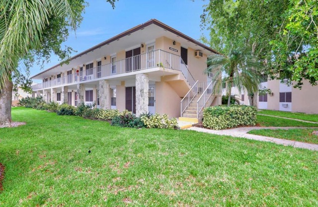 Idyllic condo with brief walk to beach and restaurants