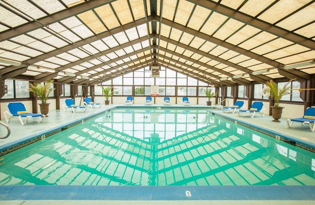 Idyllic Getaway! 3 Great Units Right on Beach! Pool, Snorkeling, Bar!