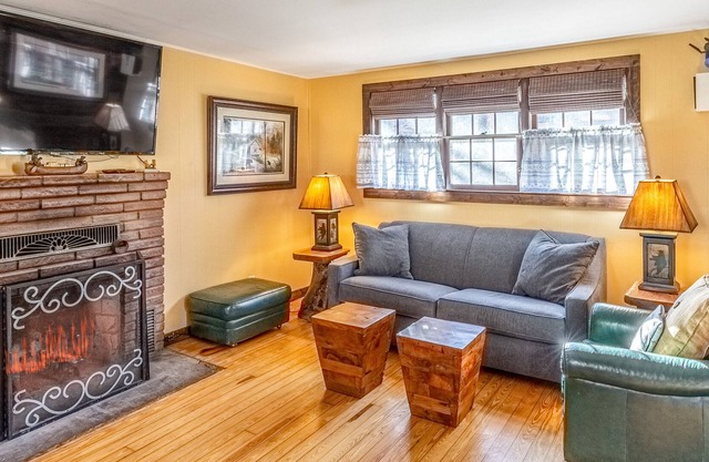 Idyllic getaway with ponds, fireplace, AC, WiFi - snowbird, biker & pet-friendly