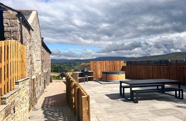 Idyllic Rural 5 bedroom Barn with Hot Tub