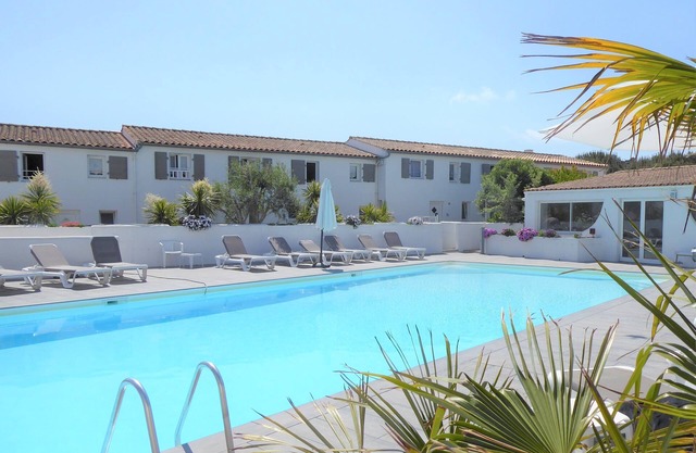 Ile de Ré Bord Plage pretty 3* villa COSY heated swimming pool 200m from village center