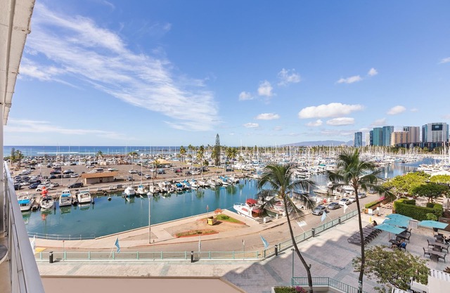 Ilikai 441 Yacht harbor view