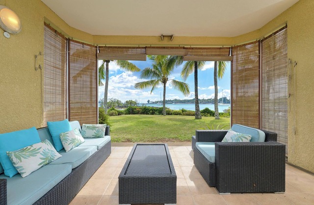 Ilot Bleu, beachfront flat, centre of Grand Baie