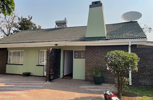 Immaculate Home in Avondale West - 2166