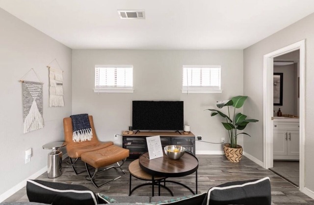 Immerse yourself in the rich, vibrant Dallas culture in this cozy urban getaway.