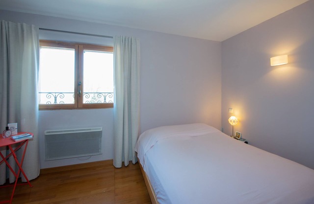 Immersion in the mid-range mountains, 8 minutes from the A40 motorway