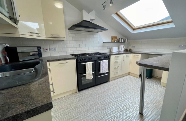 Impeccable 2-bed Apartment in Scarborough