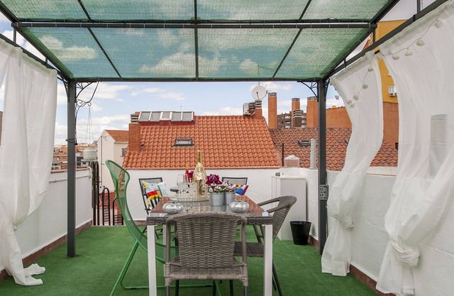 IMPRESSIVE DUPLEX NEAR ATOCHA WITH HUGE GARDEN CHILL OUT FOR 10 PAX
