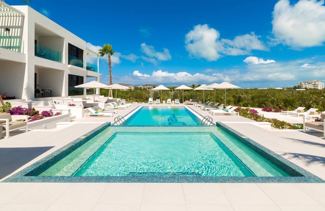 Impressive Oceanfront Condo w/Breakfast Daily now 'til end June