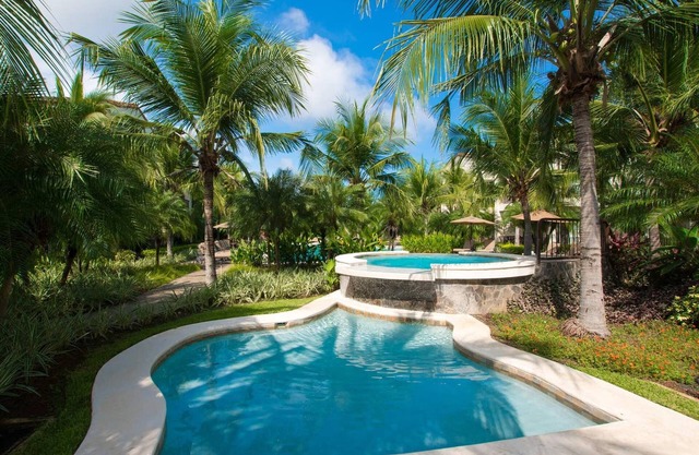 Impressively designed and decorated 3rd-floor space overlooking pool in Coco