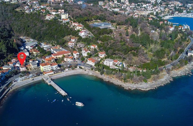 In a beautiful townhouse on the beach of Opatija-Ika welcomes you this modern apartment.