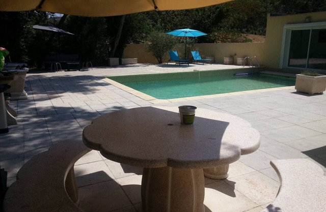 In Aix en Provence, house with swimming pool close to all amenities