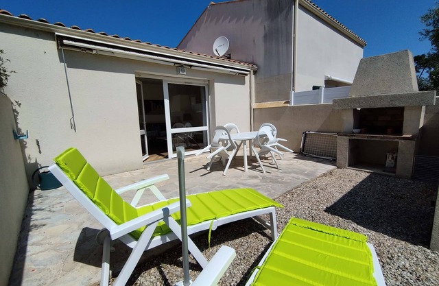 In Oleron with communal pool 800m from the beach
