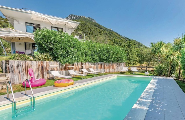 In panoramic position on a hill is this vacation apartment in a three-family house with communal swi