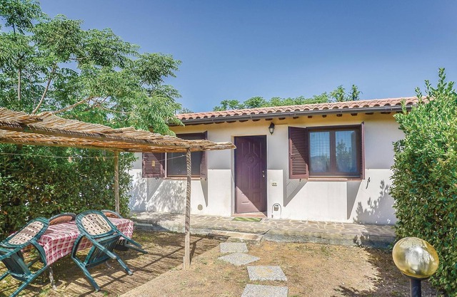 In the heart of the countryside of Grosseto and not too far from the sea, this pleasant apartment is