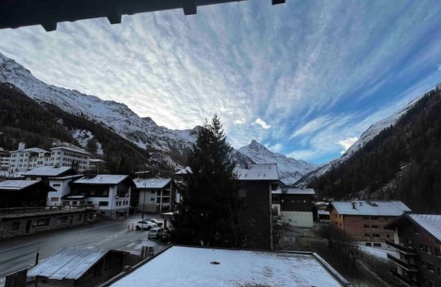 In the heart of the village, at 80m from the ski lift