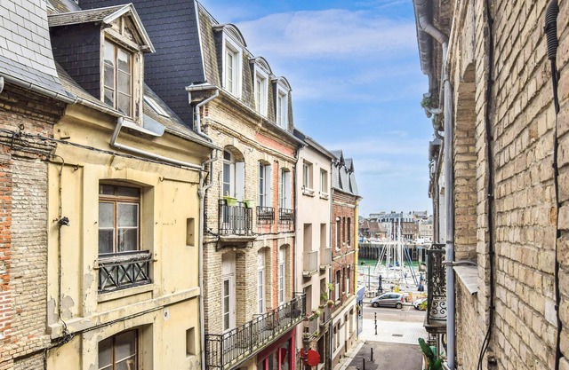 In the old town of Dieppe, a few 100 m from the sandy beach, you will find this beautiful, bright du