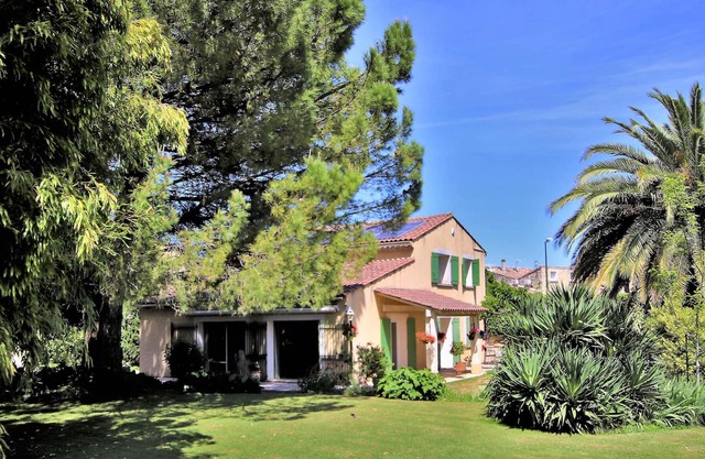 In the south of the Drôme Provençale, on the banks of the Rhône, lies this large and charming detach