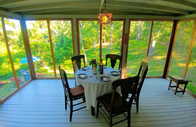 In-Town-WALK TO EVERYTHING! PETS WELCOME! Screened Porch, A/C, Outdoor Shower