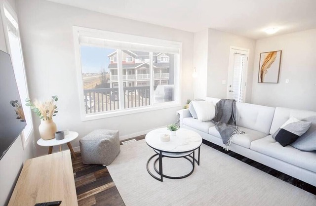 Incredible 3Bedroom Townhouse with Garage & Wi-Fi!