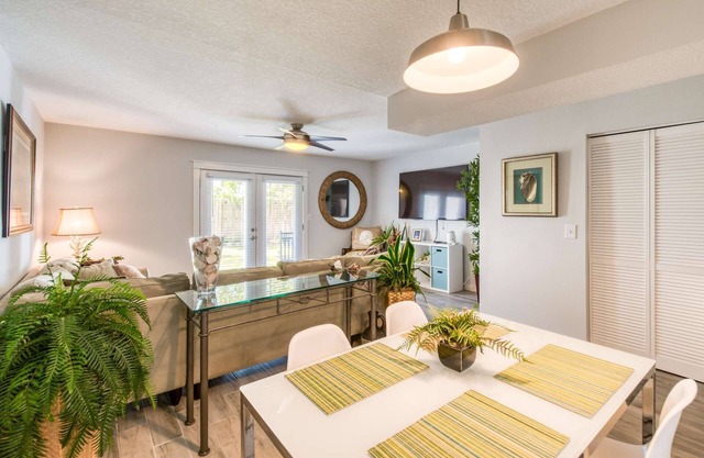 INCREDIBLE LOCATION!! Newly Renovated Condo - Short walk to downtown, restaurants and attractions