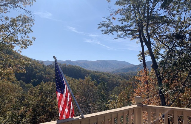 Incredible Mtn views, hot tub, 2king suites, WiFi, 3 decks, 10min to Dollywood