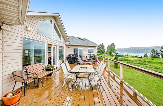 Incredible Views of the Ocean & Mt. Baker w/Deck, Fireplace, Jetted Tub & WiFi