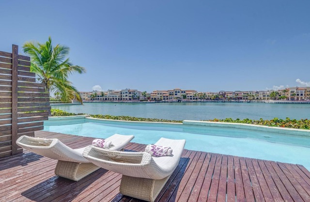 INCREDIBLE WATER FRONT APARTMENT WITH AMAZING VIEWS AND INFINITY POOL !