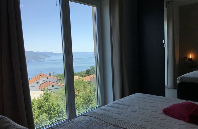 Infinity pool, 3 apartment areas, brand new !!!