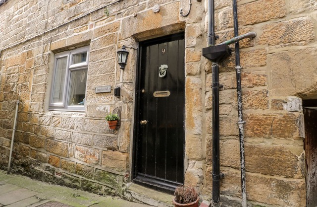 INGLENOOK COTTAGE, pet friendly, character holiday cottage in Whitby