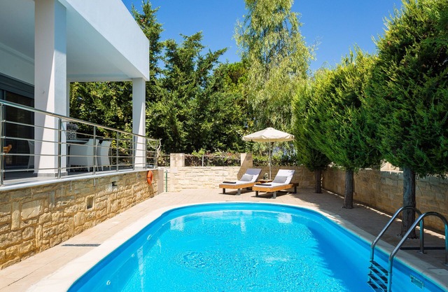 Inn Villa - Pool, BBQ, Playground & Close to Beach, Car-free holiday