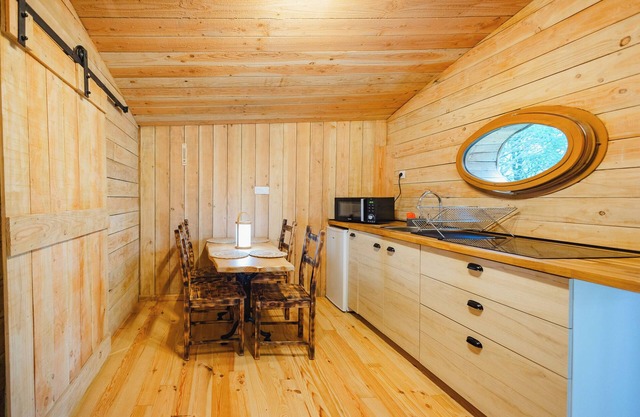 Insolite - Cabane Elouan Vitrée Face à la Rivière