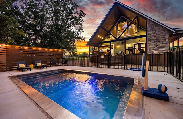 Insta-Worthy Cabin w/Heated Pool/Hot Tub/Arcade/Slide/Foosball/Swings/Fire Pit