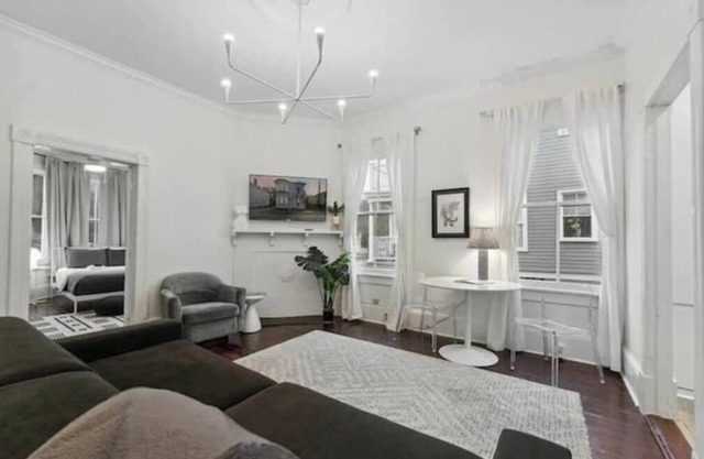 Insta-Worthy Victorian Home - Walk to Forsyth